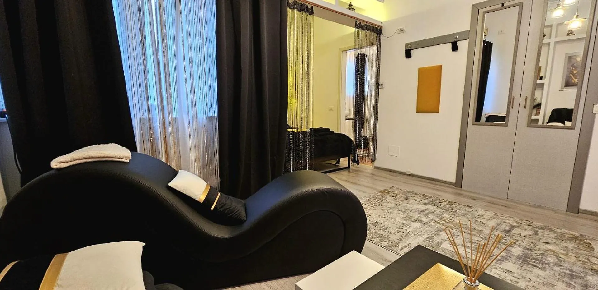 Tantra Studio 1 Conta Universitate Bucarest Romania